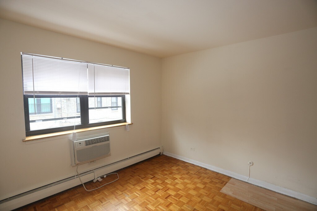 Building Photo - 503 W Briar Pl