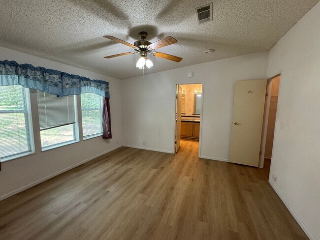 Building Photo - 2 Bedroom / 2 Bath Mobile Home with Office/Flex Space – Suwannee County (16th Street)
