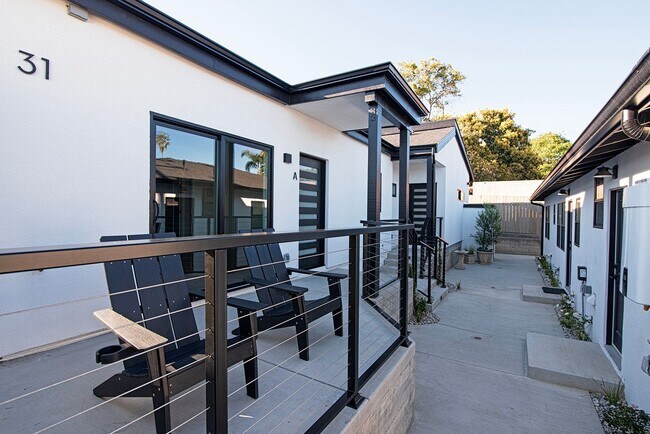 Building Photo - Live Oak 31-35