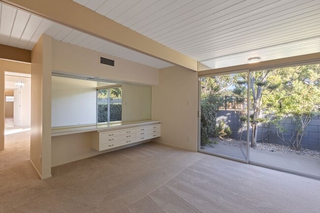 Building Photo - Stunning Mid-Century Modern 4 BR 3 BA with Bonus Room and Office