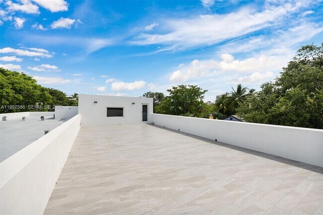 Building Photo - 1615 NE 3rd Ct