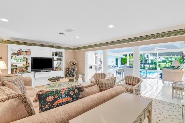 Building Photo - 300 E Coconut Palm Rd
