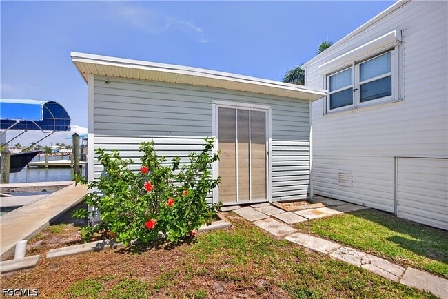 Building Photo - 3864 Royal Palm Dr