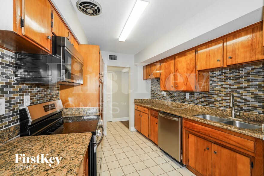 Building Photo - 8020 N Ola Ave