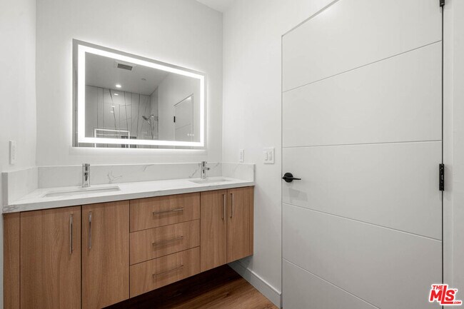 Building Photo - 1920 S Sherbourne Dr