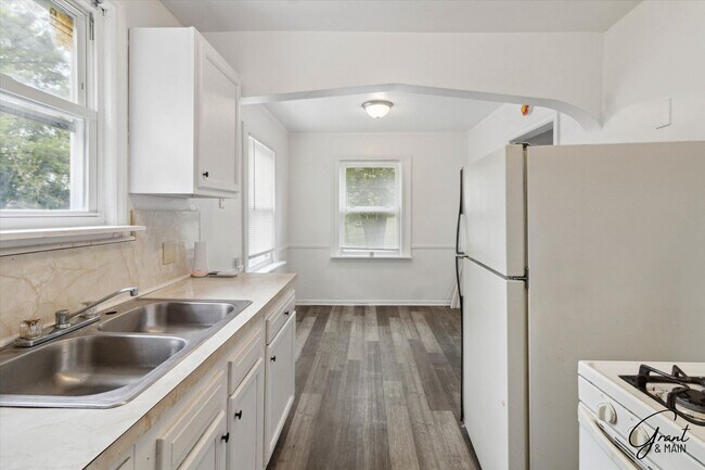 Building Photo - $1500 5 bedroom 2 bath
