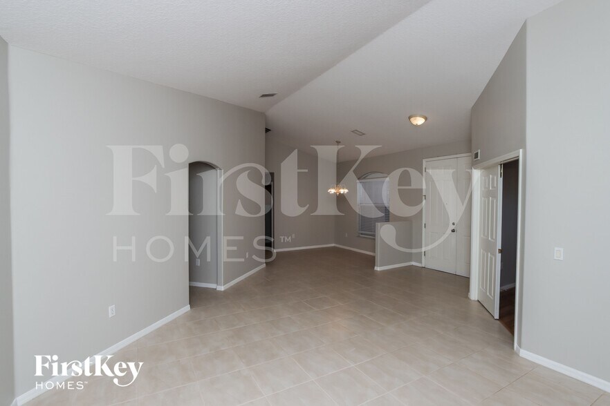 Building Photo - 1347 Armory Dr NE