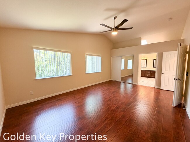 Building Photo - Move-in ready 4 bedroom / 3 bathroom home in Oceanside!