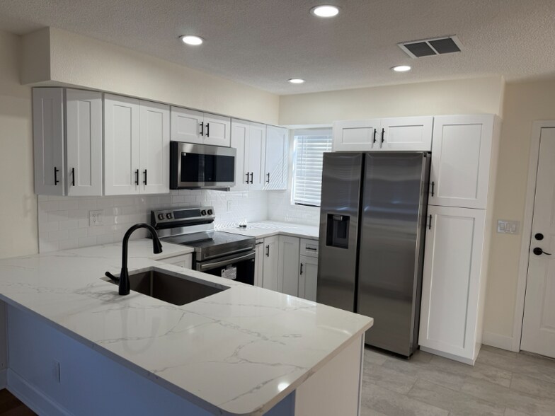 Building Photo - 1042 Willowood Ln