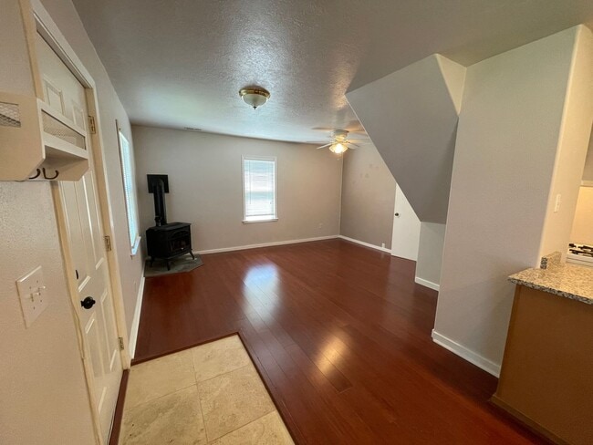 Building Photo - Adorable bungalow with a yard in a fantastic SE location!