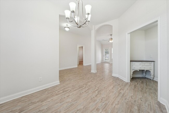 Building Photo - AVAILABLE NOW! (Pet Friendly)