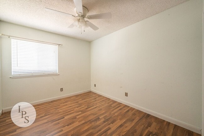 Building Photo - WoodWard Lake Home, 3BR/2.5BA, Built 1986 ...