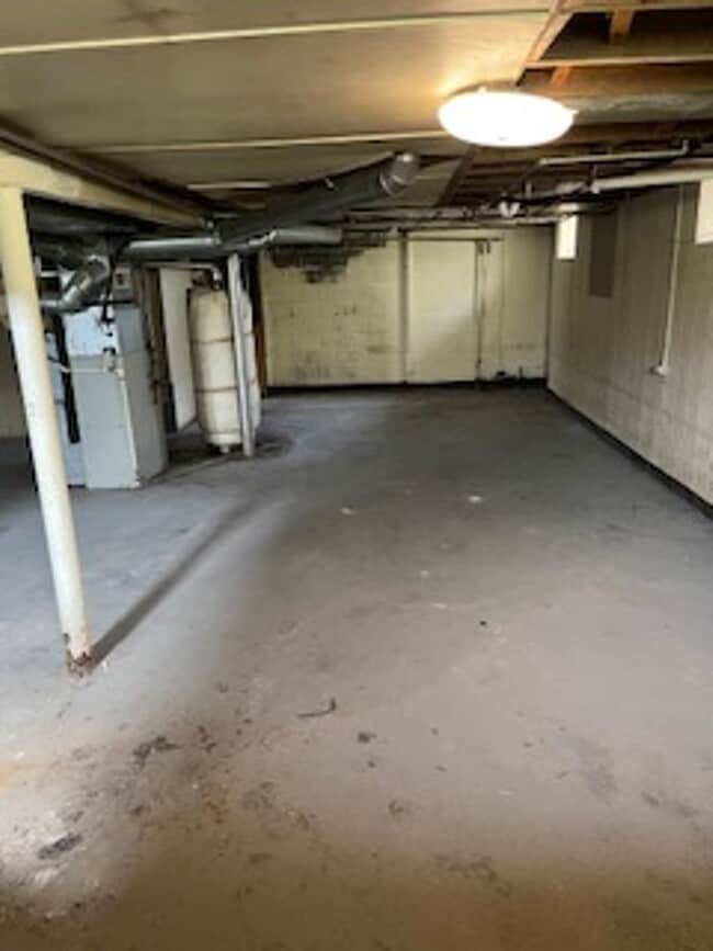 Building Photo - 3 bed 1 bath bungelow in Harper Woods with attached garage and basement