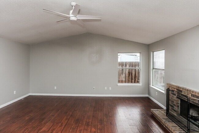 Building Photo - 2114 High Bluff Dr