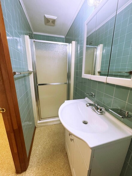 Building Photo - 19 Oakwood Dr