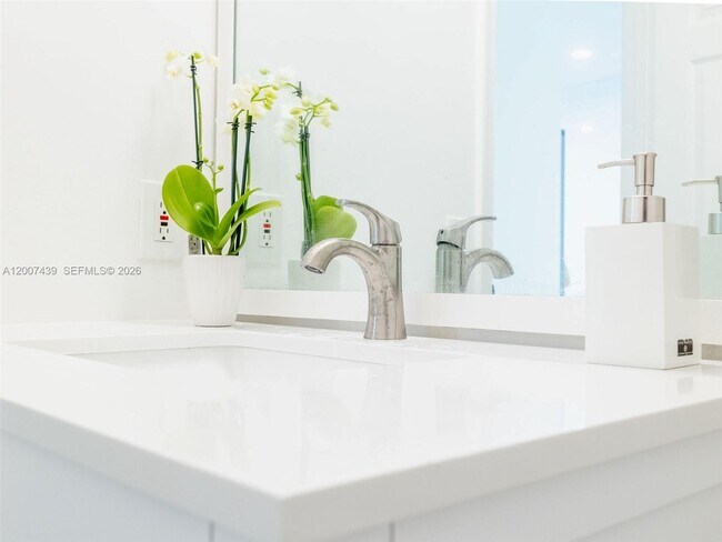 Building Photo - 801 Tanglewood Cir