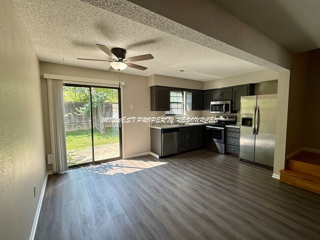Building Photo - Beautiful 2 Bedroom Townhome with Updated ...