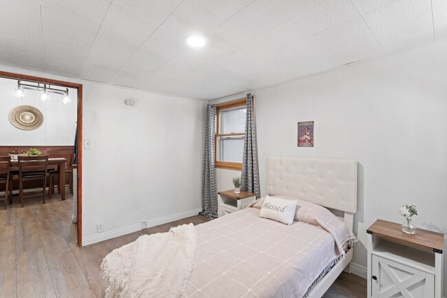 Building Photo - 407 S Dart Canyon Rd