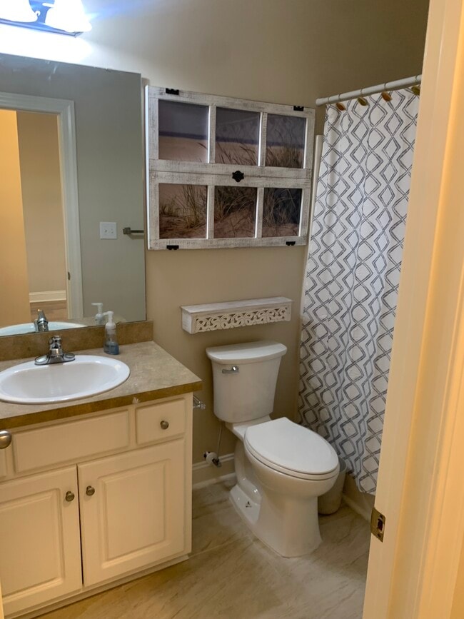 Building Photo - 1401 Oak Ridge Ct