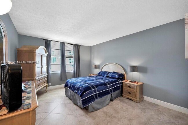 Building Photo - 3725 S Ocean Dr