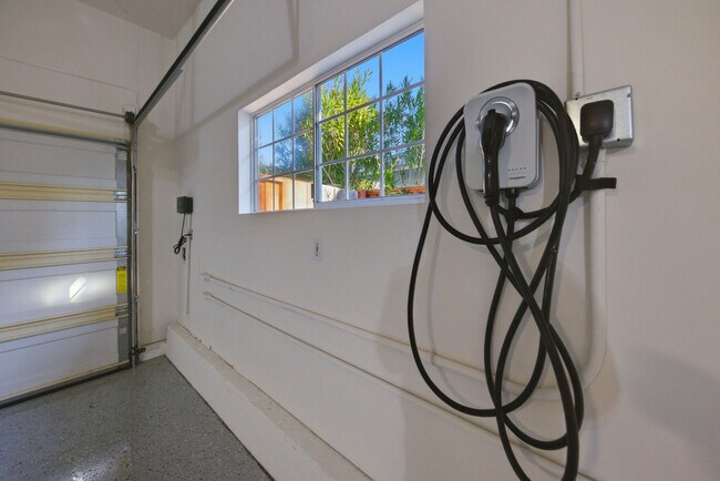 Building Photo - 15 Aaron Dr