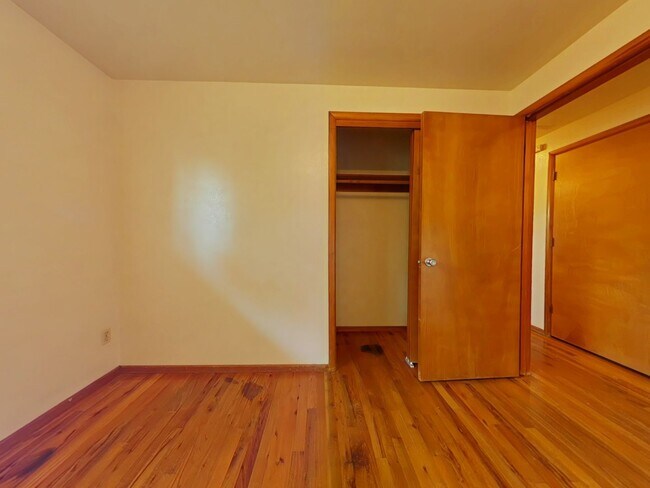 Building Photo - 2 Bedroom Duplex ~ Close to Campus ~ Cat F...