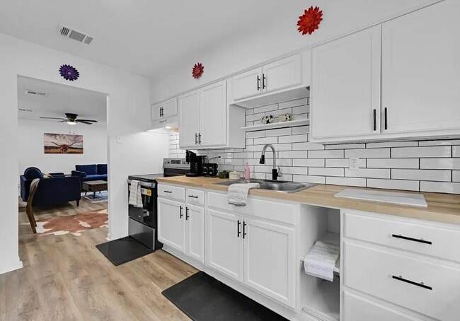 Building Photo - 122 E Comay Cir