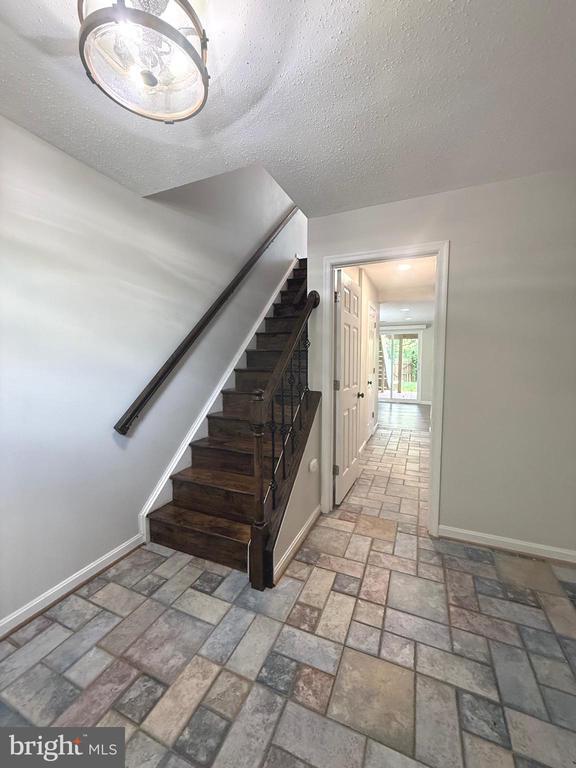 Building Photo - 110 Lakeview Ct