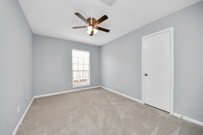 Building Photo - 10654 Hazelhurst Dr