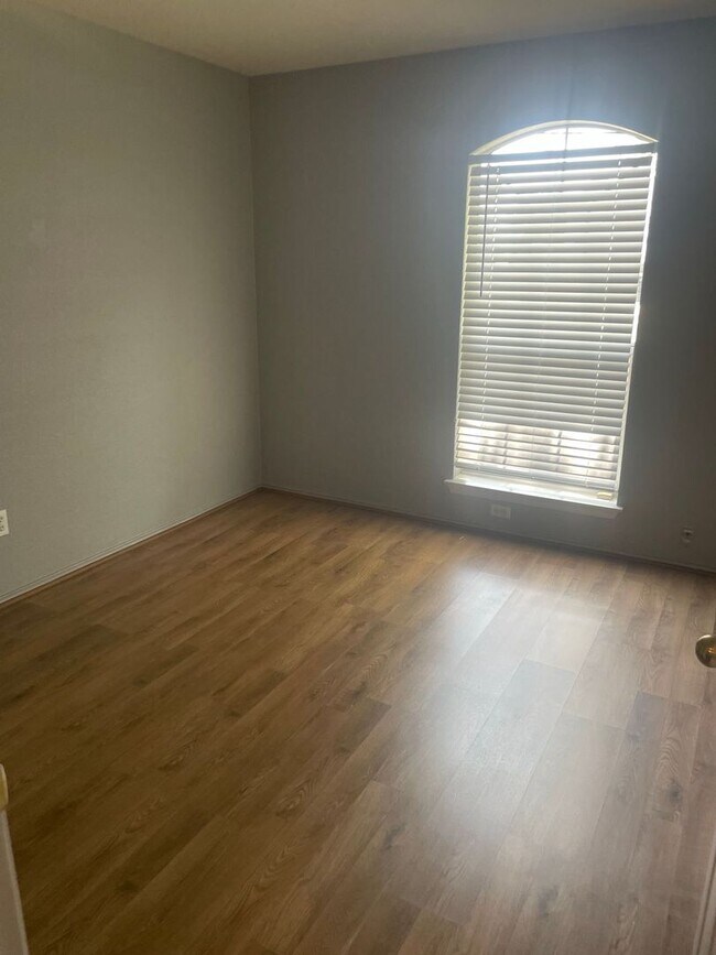 Building Photo - 4 bedroom 2 bathroom house! HOUSING ACCEPTED!