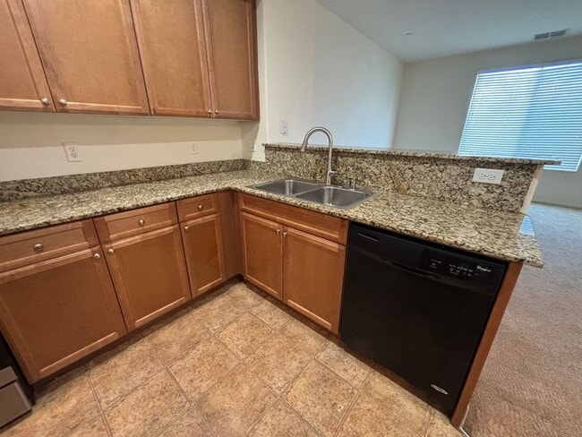 Building Photo - GUARD GATED 3 BED 2.5 BATH 2 CAR GARAGE TOWNHOUSE w/ 3 FLOORS