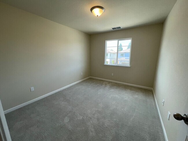Building Photo - Newer Florsheim Home