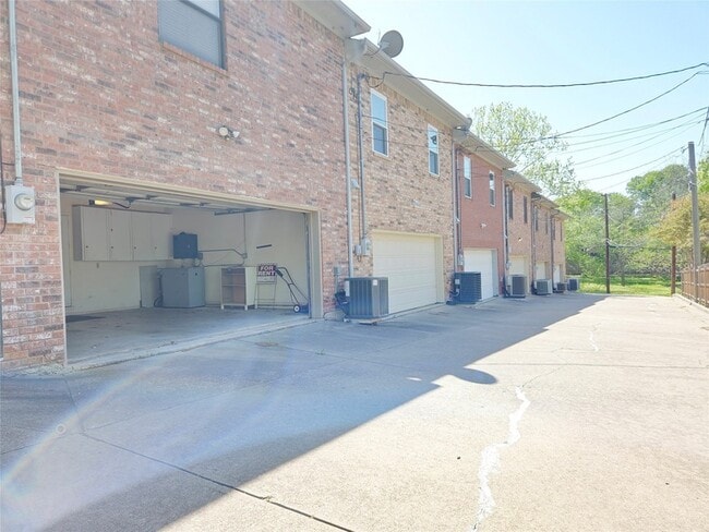 Building Photo - 422 W Oak St