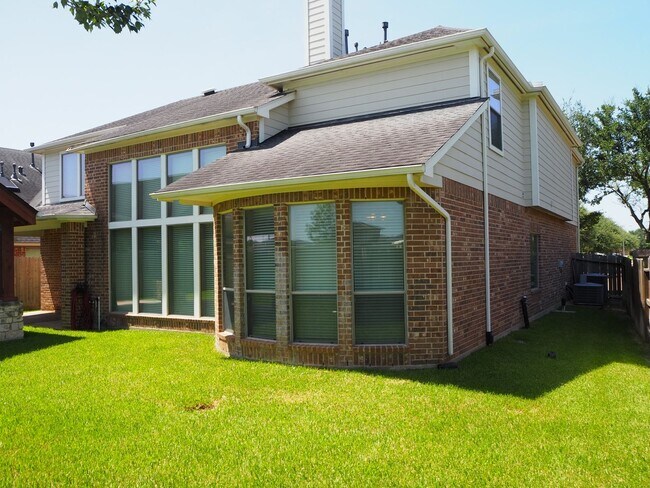 Building Photo - 28607 Green Hedge Dr