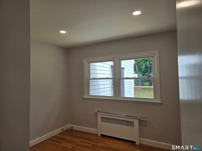 Building Photo - 73 Crestwood Dr
