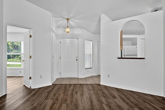 Building Photo - 15 Renmont Ct