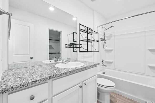 Building Photo - 422 De Herrera