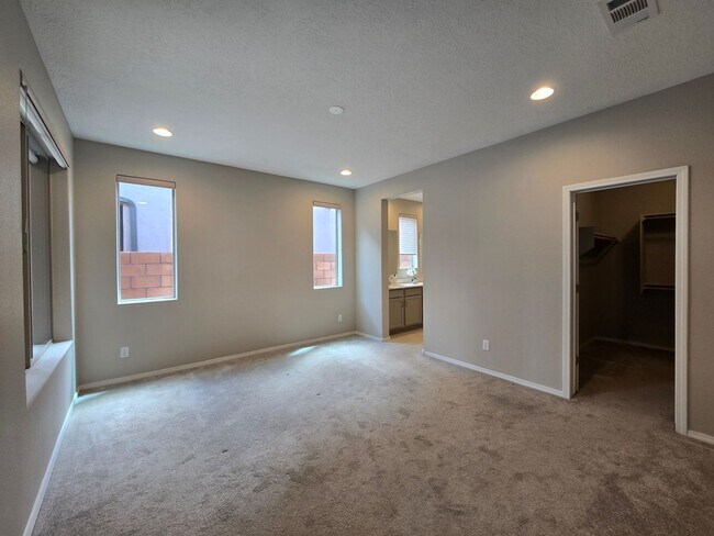 Building Photo - Modern Santa Fe Townhome