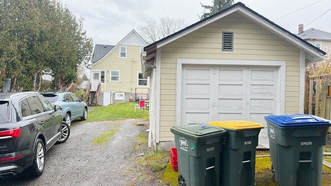 Building Photo - PRELEASE:  4+bdrm/1bath near WWU + Sehome Hill