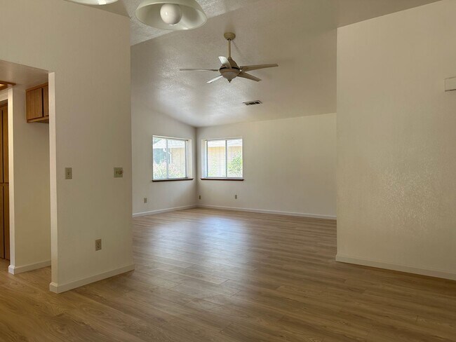 Building Photo - Well maintained home in desirable neighbor...