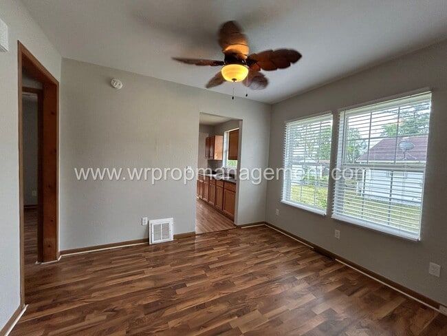 Building Photo - 2 Bed 1 Bath Home