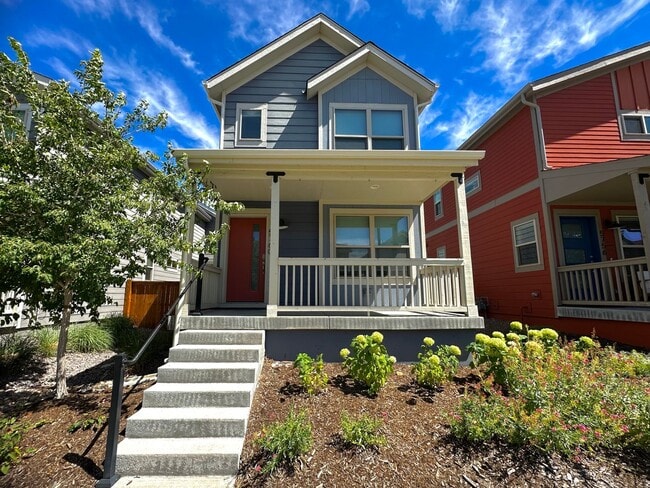 Primary Photo - Fenced Side Yard!