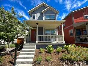 Building Photo - Fenced Side Yard!