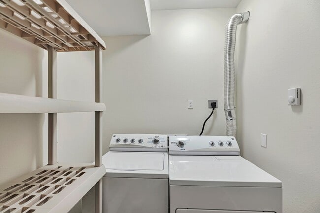 Building Photo - For Rent: Stunning 2BR/1BA Above-Garage Ap...