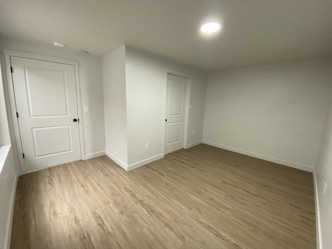 Building Photo - Completely Renovated Apartment!