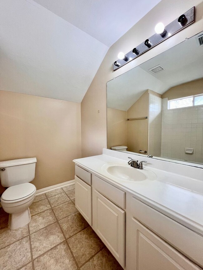 Building Photo - 16735 Village View Trail