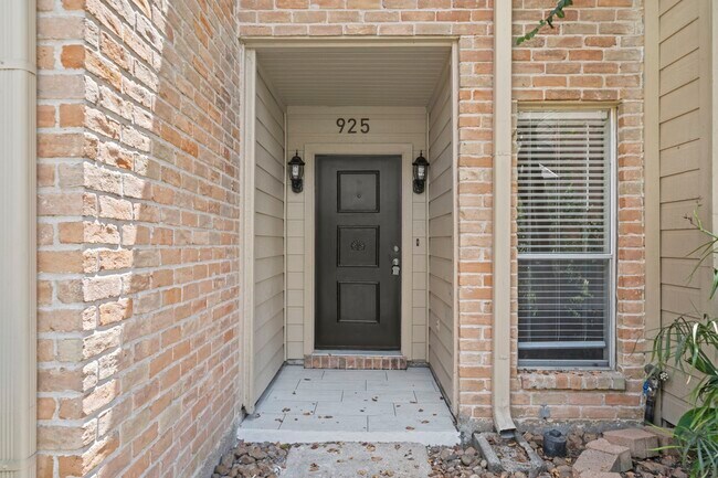 Building Photo - 925 Memorial Village Dr