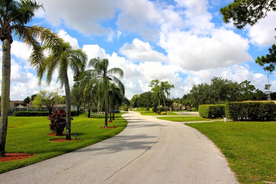 Building Photo - 4205 Oak Terrace Dr