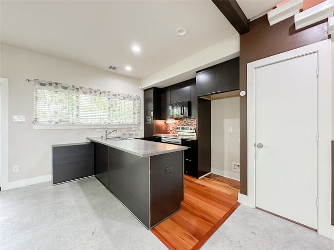 Building Photo - 68 Meadow Lea Dr