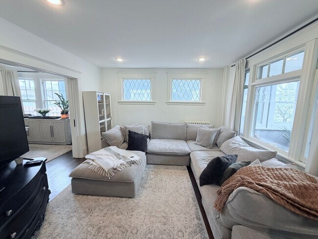 Building Photo - Gorgeous 3 Bedroom with Modern Upgrades!!